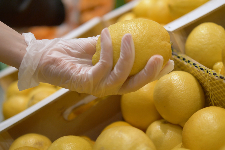 买柠檬泡水时，要分清“绿的”和“黄的”，区别挺大，搞懂再掏钱