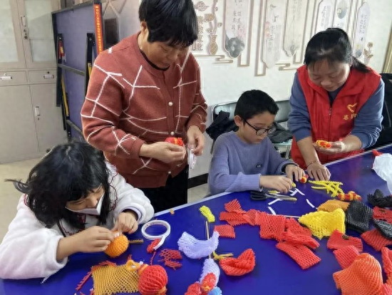 乌鲁木齐市水磨沟区：水果网变废为宝 手工创意真有趣