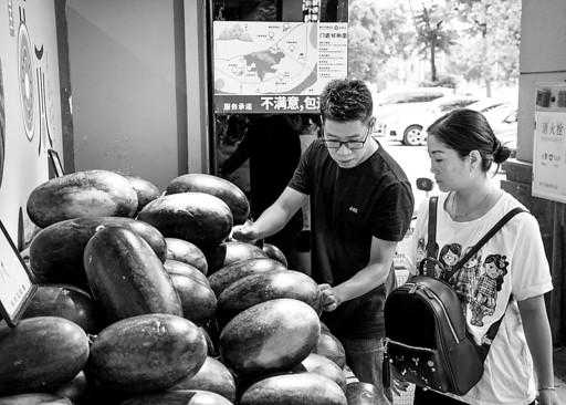 创业成为“水果大叔”，现开设六家水果分店