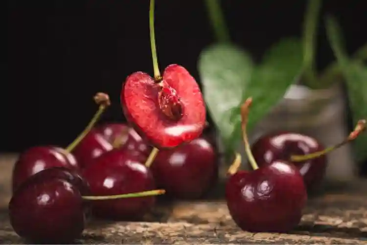 蛇年春节水果市场齐争艳，  国产水果品种多、进口水果价格降