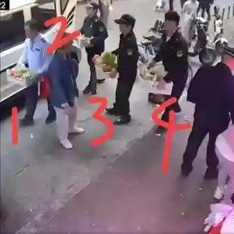 广州，水果店因摆摊超出店面被收走500元水果，城管回应