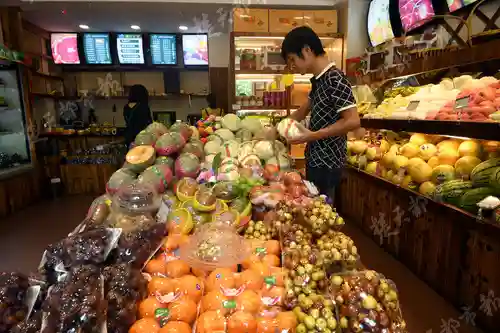 武汉街头水果店越开越多，10元一斤的水果还是少见，为啥？