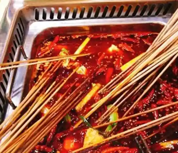 因烫水果成名的串串店，10 多种口味水果牛肉，去晚了排队 2 小时