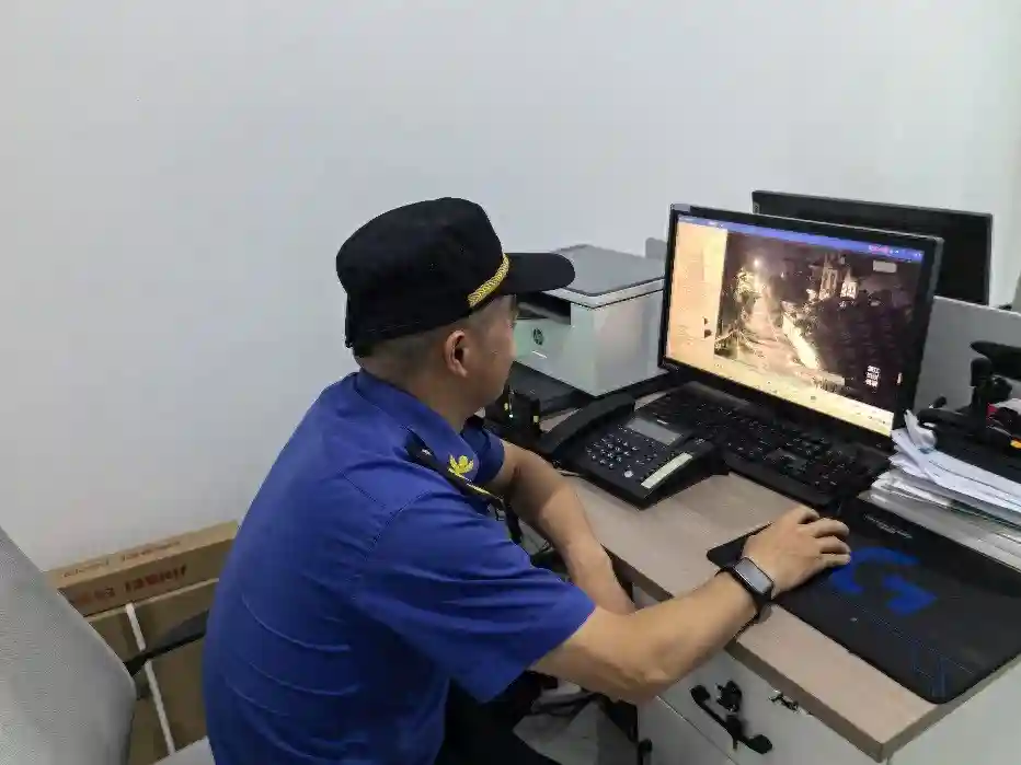 垃圾桶频现大量水果，谁干的？