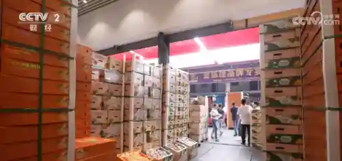 争“鲜”上市 国产进口水果供销两旺
