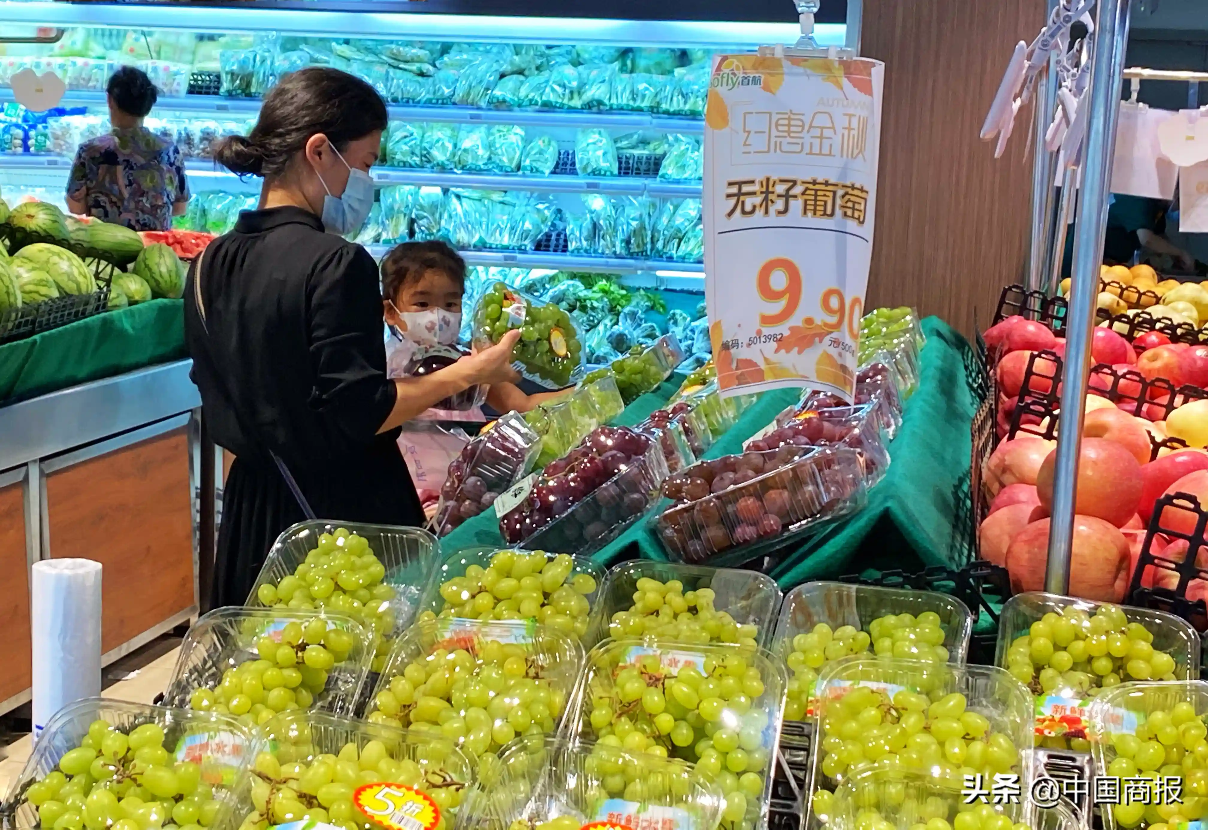 水果价格持续走低 你的果盘子轻了吗