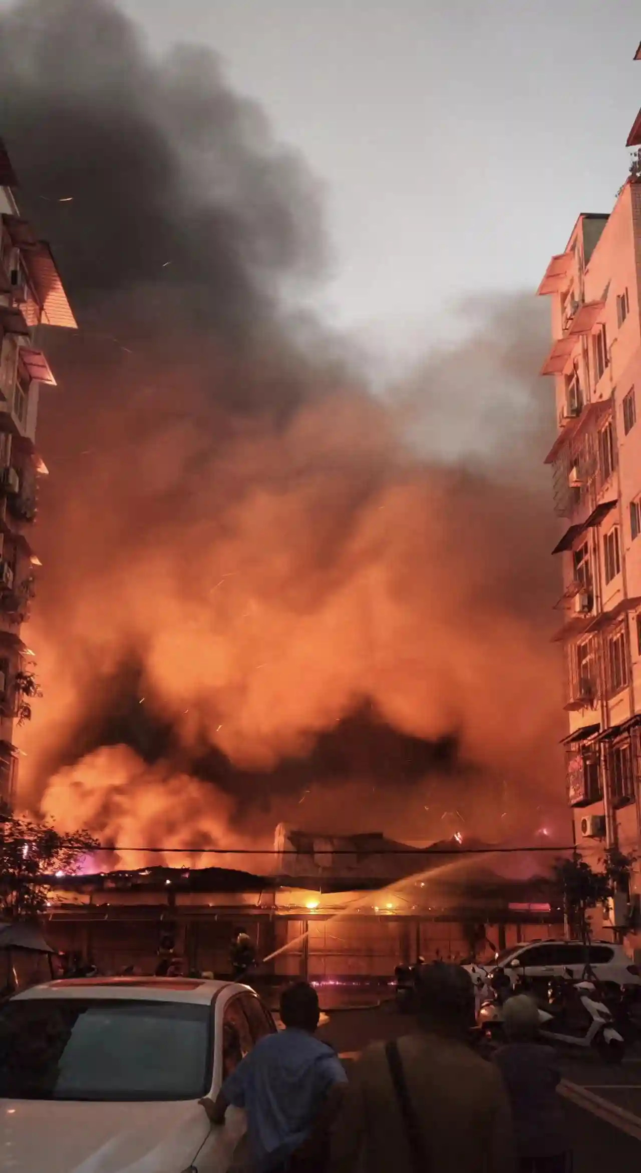 资阳火车站附近一水果批发市场突发火灾