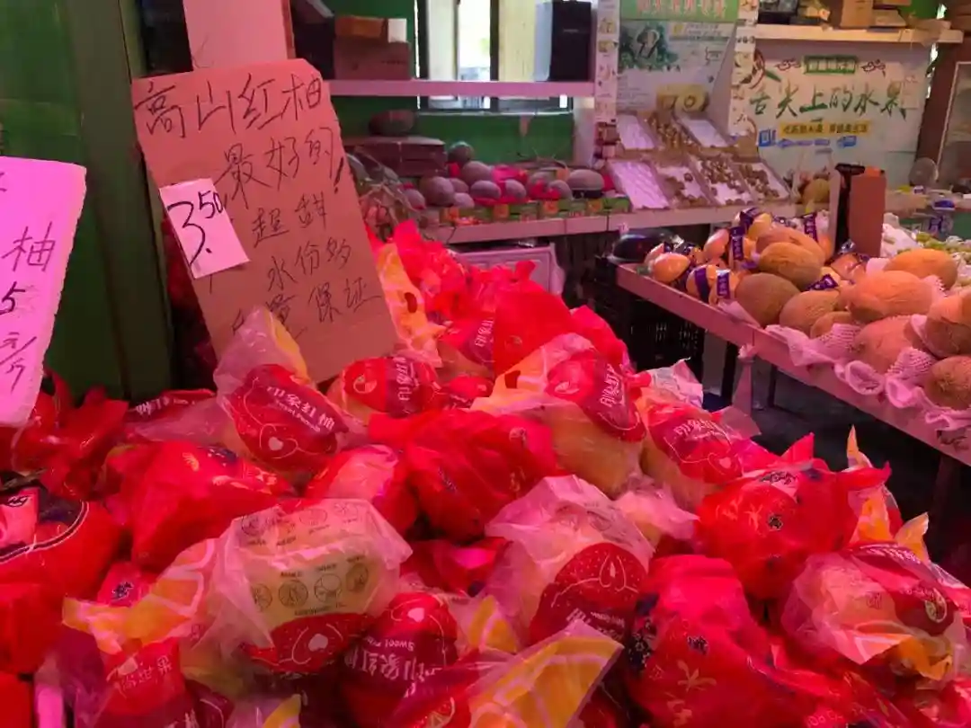 水果市场“以旧换新”！柚子、香梨来了，它们要走了……