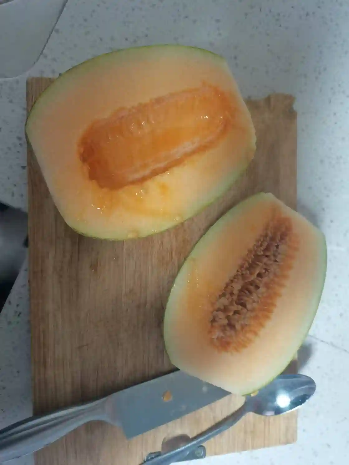 哈密瓜是一种适合补充百姓身体营养元素的水果