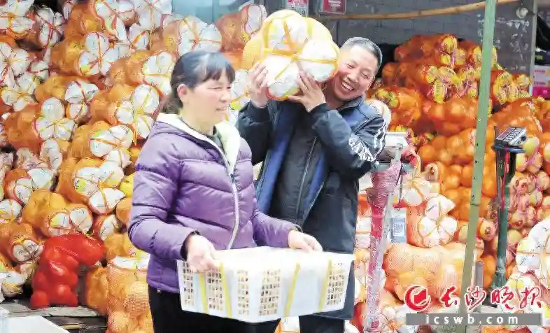 春节临近水果热销 价格比去年同期略降，礼盒装走俏