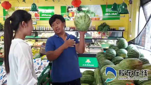 外地西瓜“唱主角” 烟台批发水果商行西瓜销量增五成