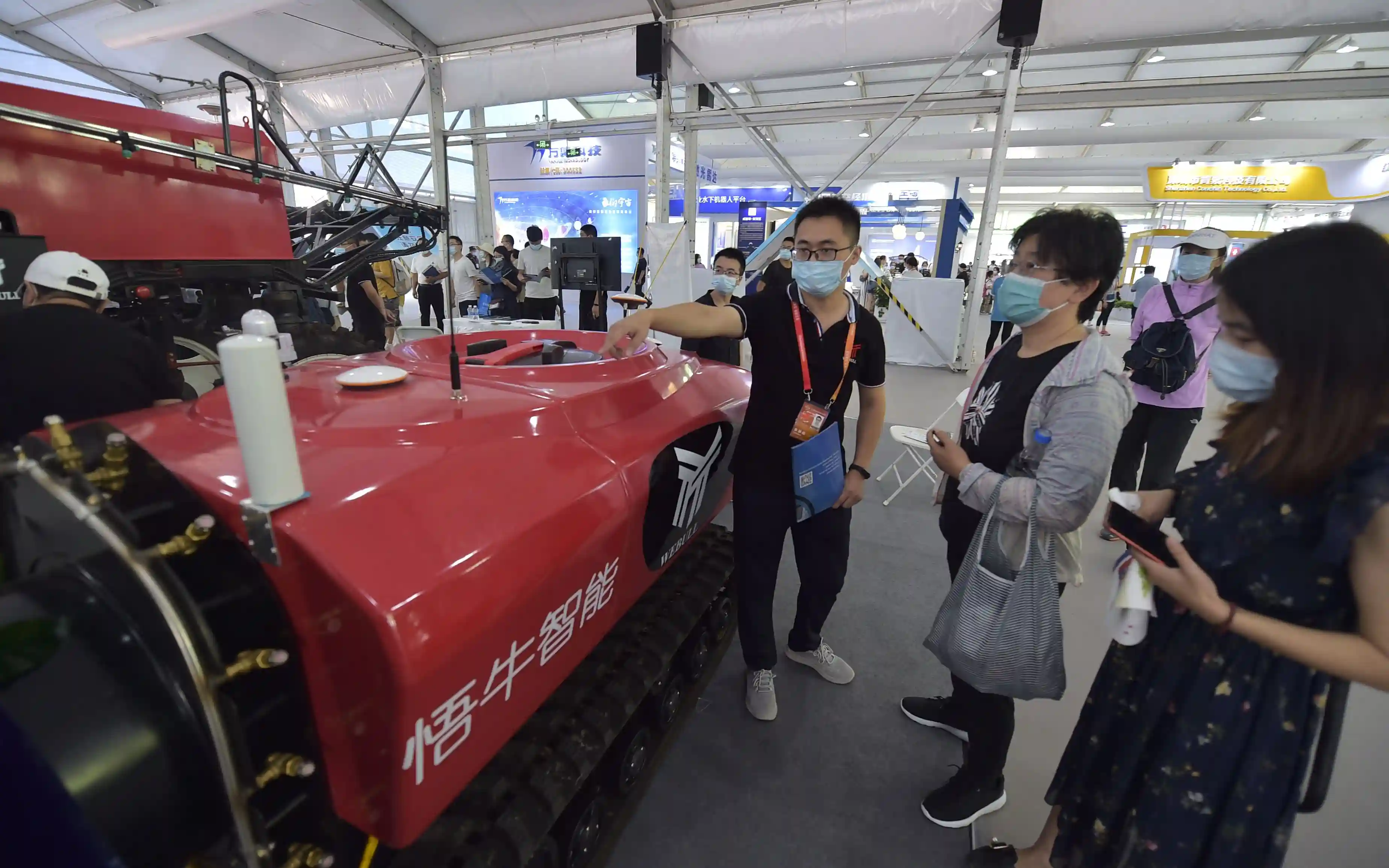 服贸会上展出“果农神器”，可全自动管理果园、采摘水果