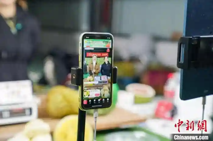 （新春走基层）东南亚水果“跨境春运” “抢”鲜中国年货市场