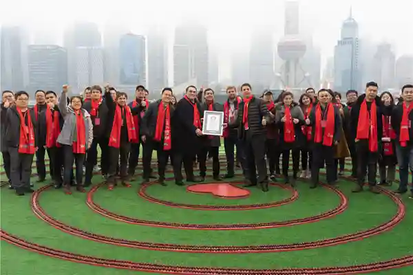 智利樱桃在上海打破“最长的水果队列”吉尼斯世界纪录