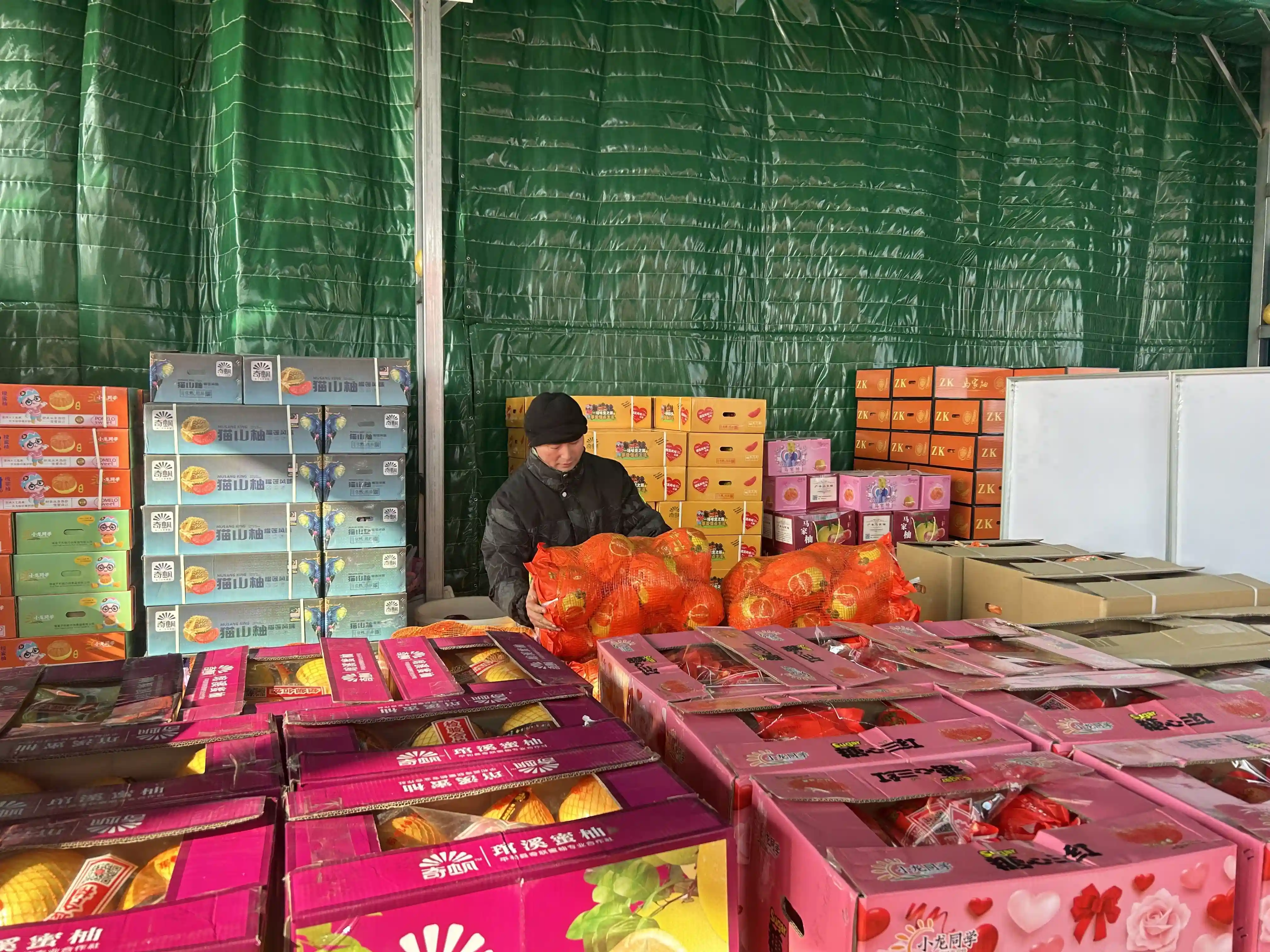 新发地加大节前农产品备货量，水果提前进入采购高峰