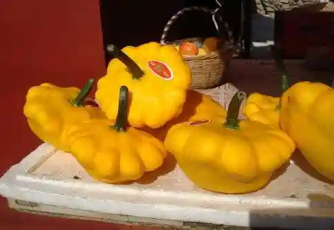 通体金黄，形似莲花，常被当成“高档水果”售卖，便宜也别买