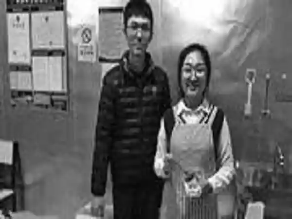 「励志」沈阳俩大学生情侣毕业后开店卖水果捞 月入三四万