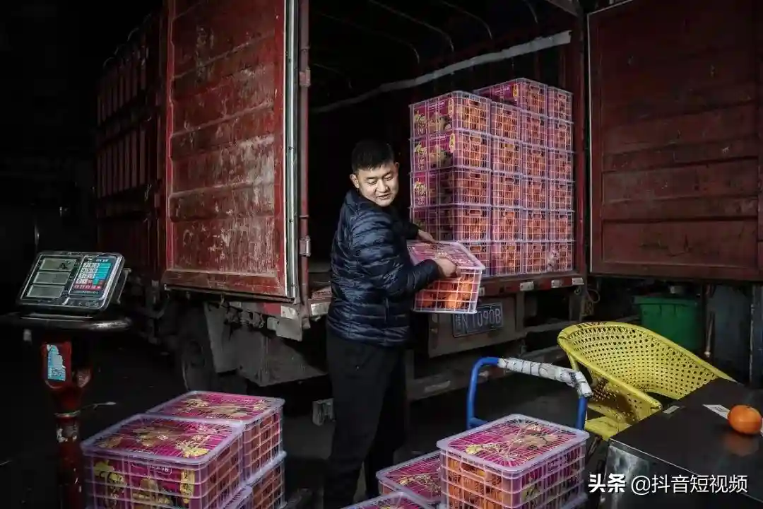 这个河南小伙儿真中！靠实在走红抖音，一天卖光27吨水果