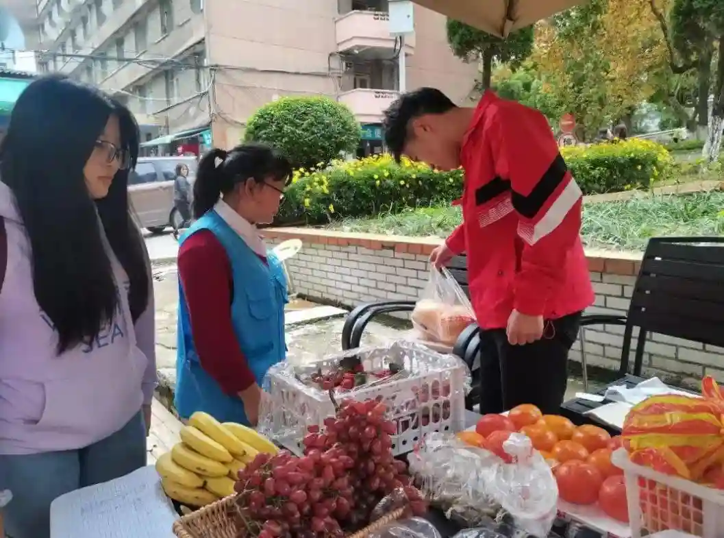 这家水果店走红，“碎碎念”式标语很搞笑，大学生表示很真诚