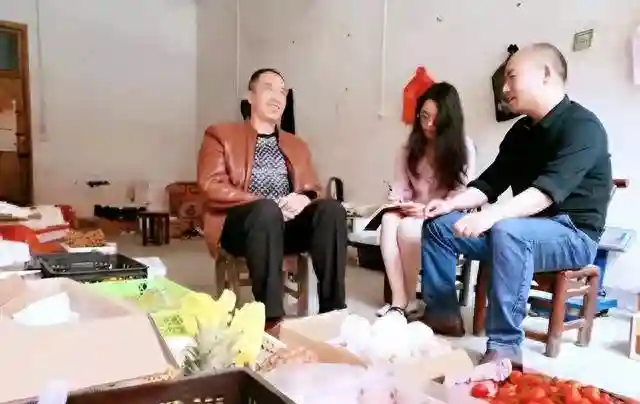 他是开国少将的孙子，却以摆摊卖水果为生，一年只能赚30000元