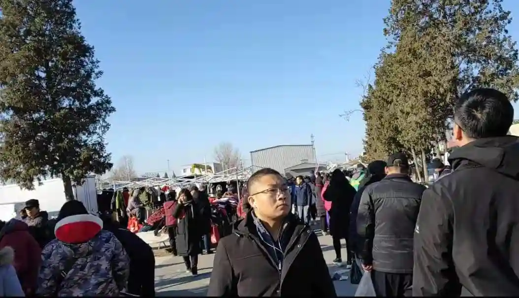 实拍农村大集，丑水果往年受追捧，今年行情差10元6斤，特便宜