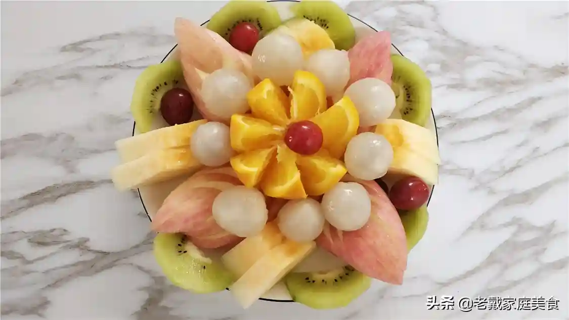 饭店退休老戴在线展示水果拼盘，简单易学，招待客人倍儿有面