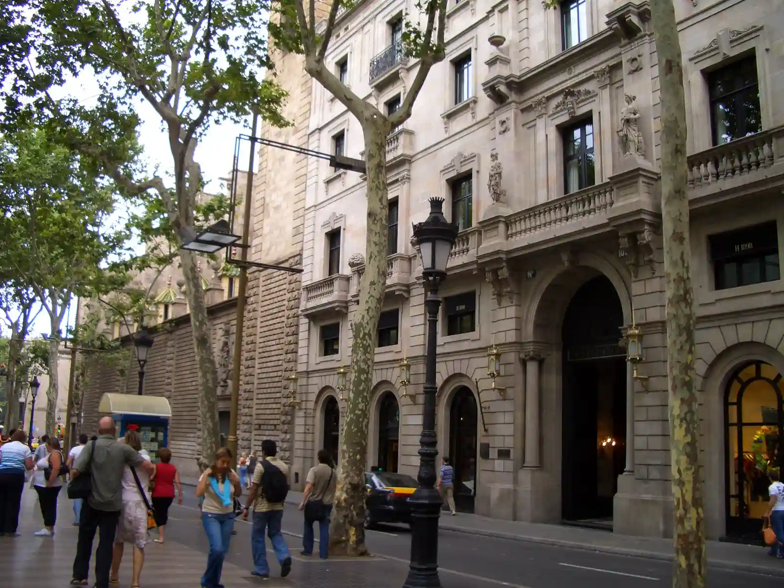 逛巴塞罗那：看街头艺术-街头画家，行为艺术，逛市场买本地水果