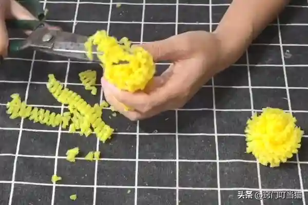 水果网套别乱扔，这样剪一剪就能变废为宝，小孩看了都抢着玩