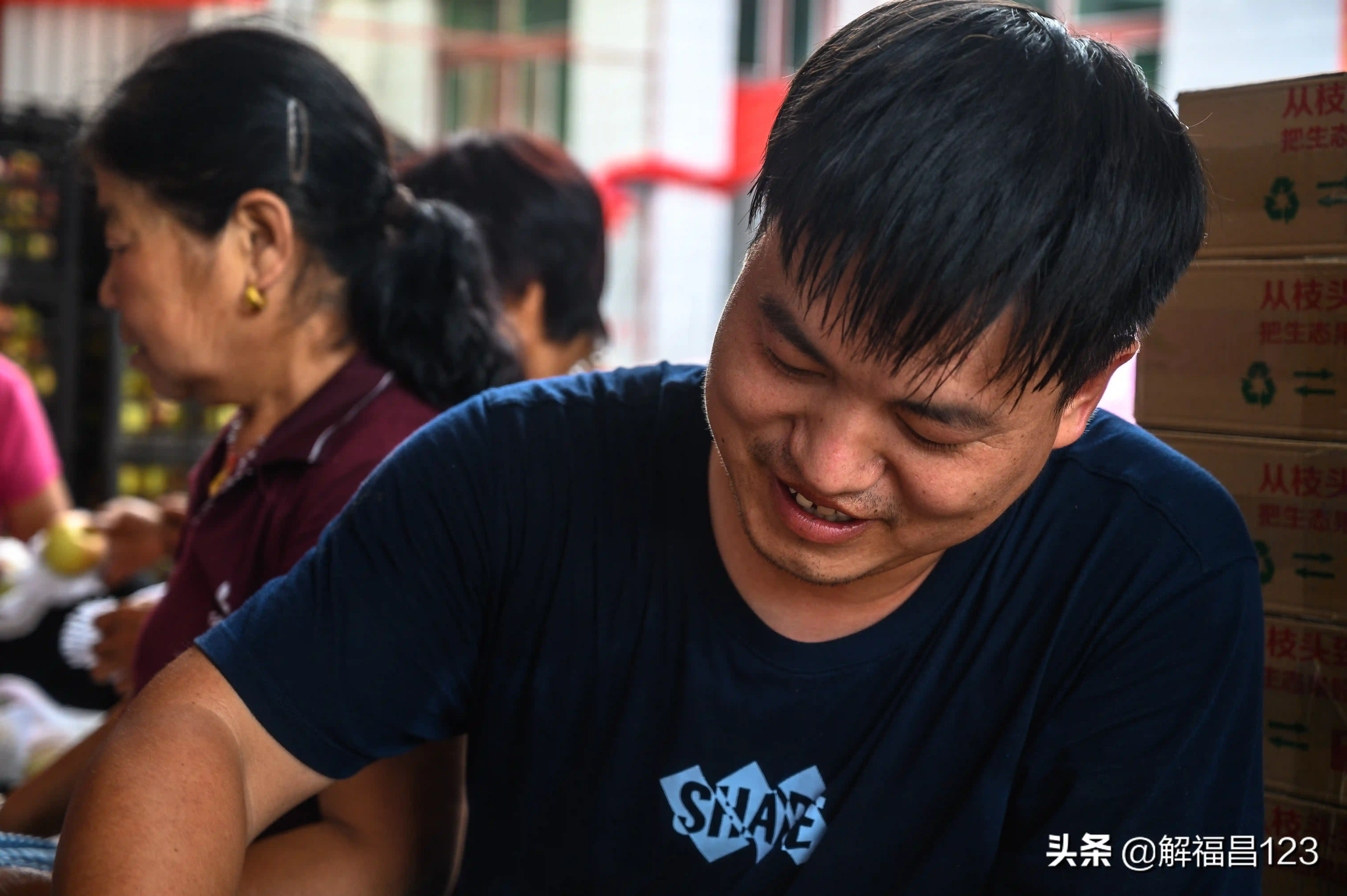 大学生夫妻扎根农村搞电商，一年卖出100万斤水果，挣钱30万元