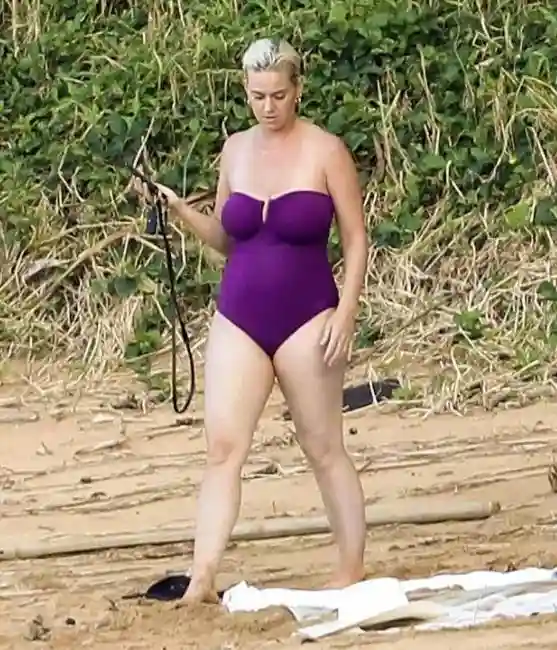 36岁水果姐产后发福，穿泳衣露粗壮大腿，大肚腩明显像又怀胎？