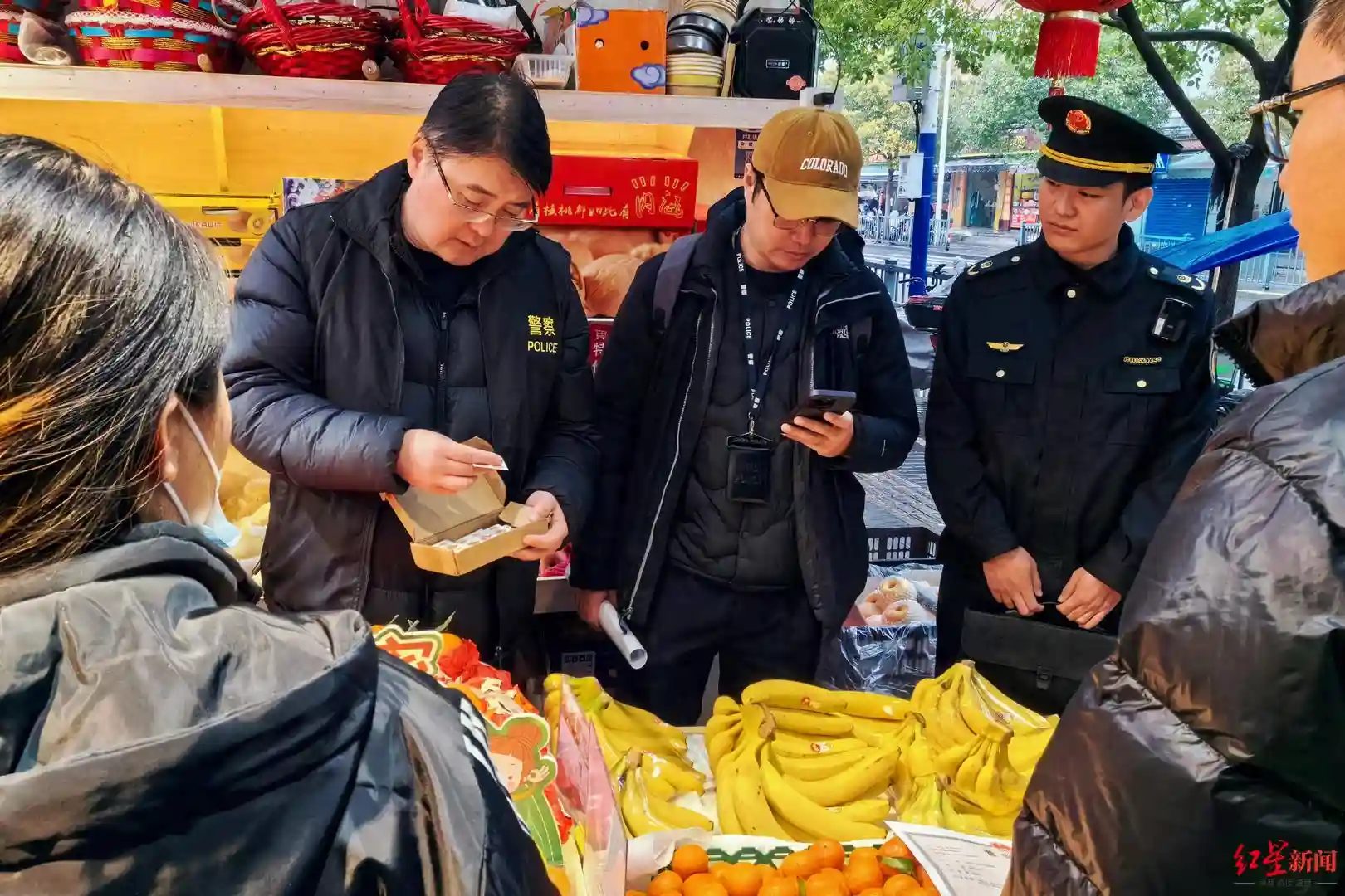 网店售卖假冒知名品牌水果、糖果，上海警方抓获多名犯罪嫌疑人