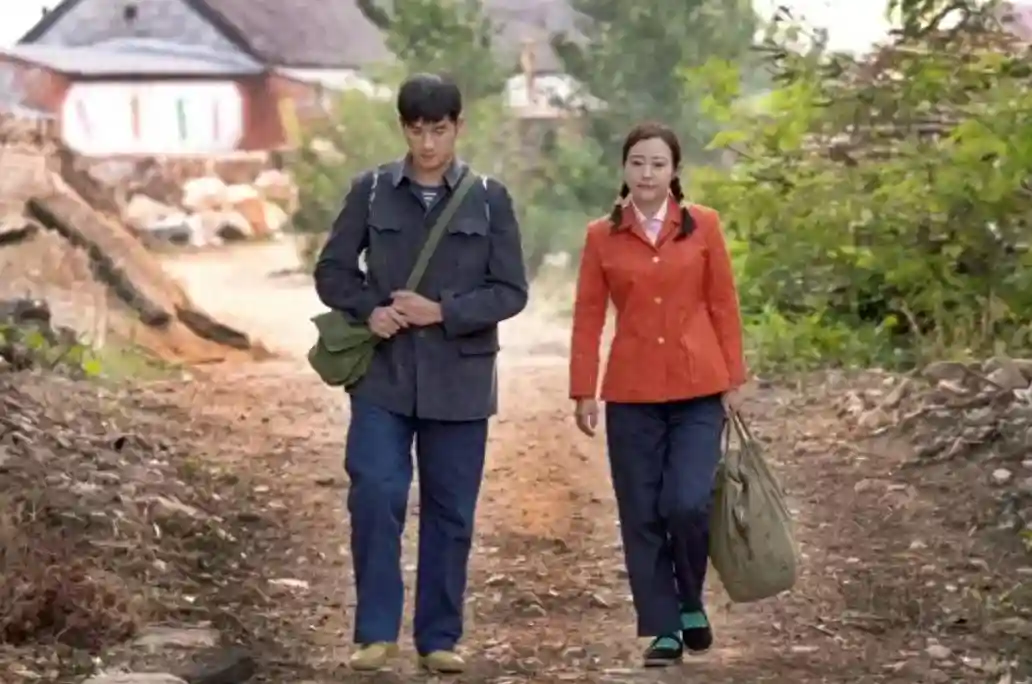 87年我摆地摊卖水果，暗恋的高中同桌来买，15年后她成了我老板