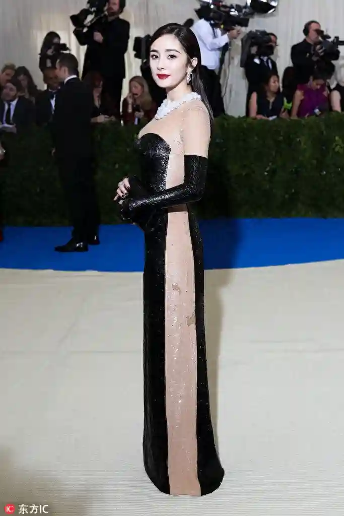 时尚界奥斯卡红毯高清图来了！水果姐蕾哈娜辣眼睛，杨幂风头被盖