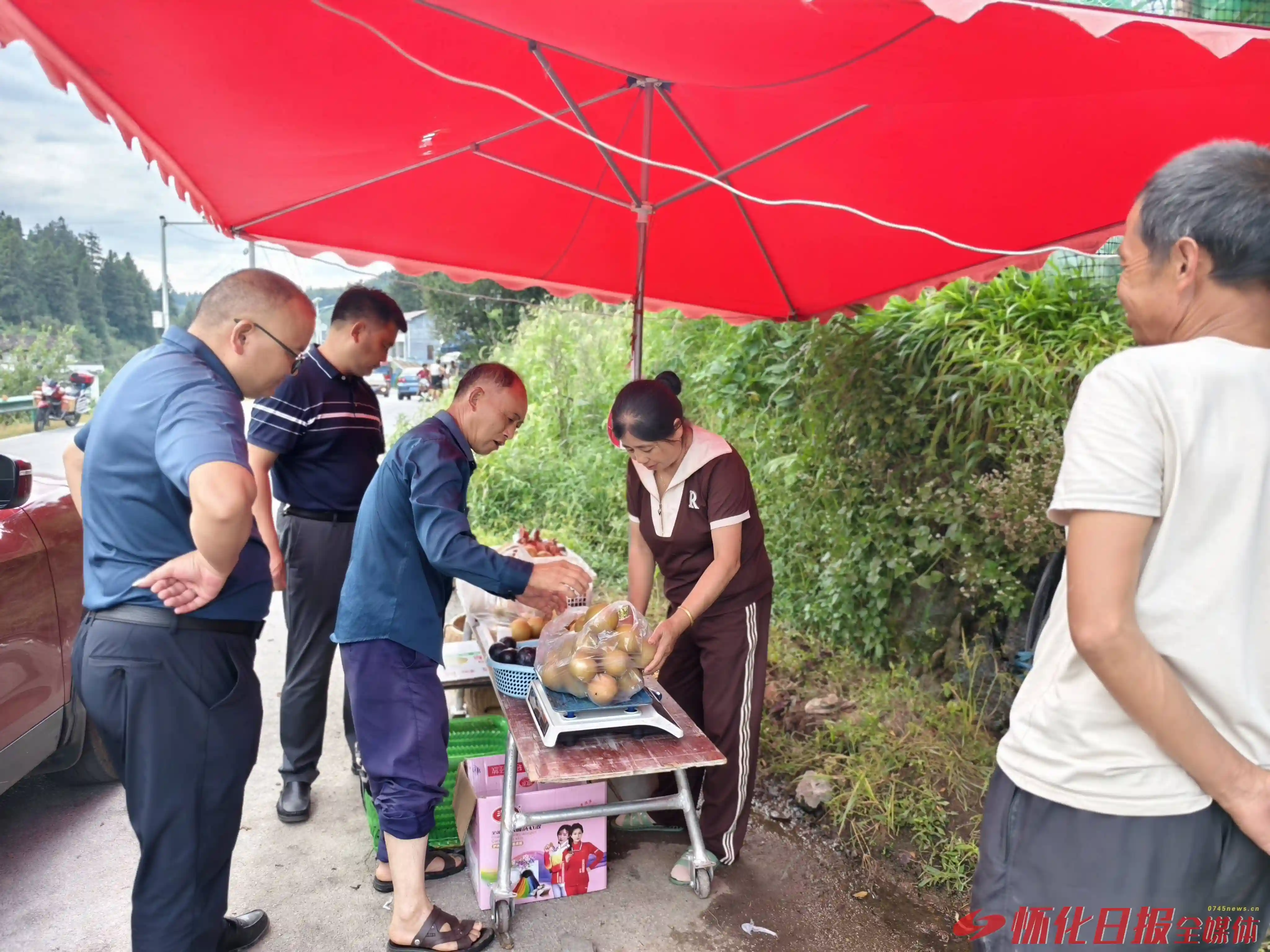 金秋时节乐卖金秋梨一一中方县铁坡镇活龙村家门口水果销售见闻