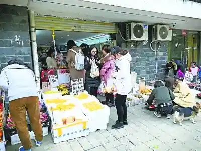 柚子1元1个 香蕉1斤1.5元 90%顾客是学生 无名水果店一天卖几千斤