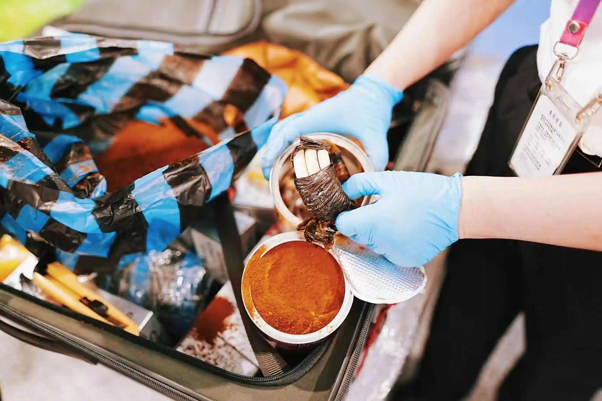 携带水果、龙虾近9千克还藏匿7件象牙制品，一入境行李被上海海关拦截