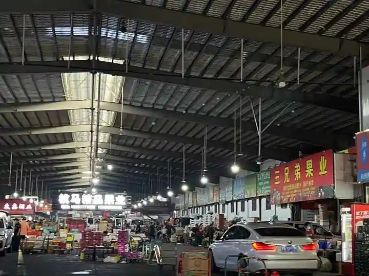 “老主顾一下就买走2000多块钱的”，水果批发市场摊主凌晨就开张，忙碌中难掩喜悦