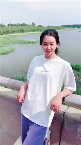 从摆摊开始 她靠一碗碗水果捞成网红店主 她说自己的终极梦想 是建一所希望小学