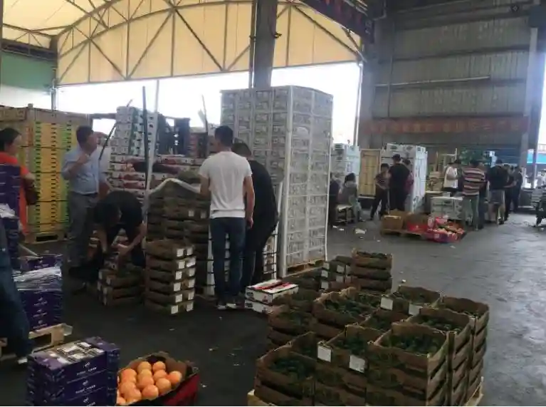 没钱汉子难，进口水果商一到业务高峰被迫四处凑保证金，可今年为何突然轻松了？