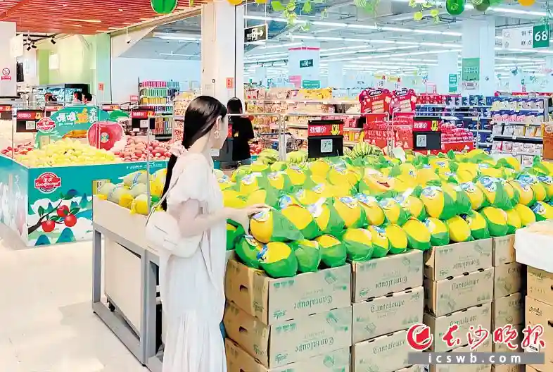 一颗荔枝差不多卖5元 一个水蜜桃要12元 业内人士认为高价不会太久 时令水果“抢滩”，尝鲜方式多样