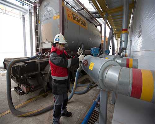 进口水果批发企业经营的龙眼经抽检二氧化硫超标，企业履行了进货查验且有海关检验检疫证，该案该如何处理？